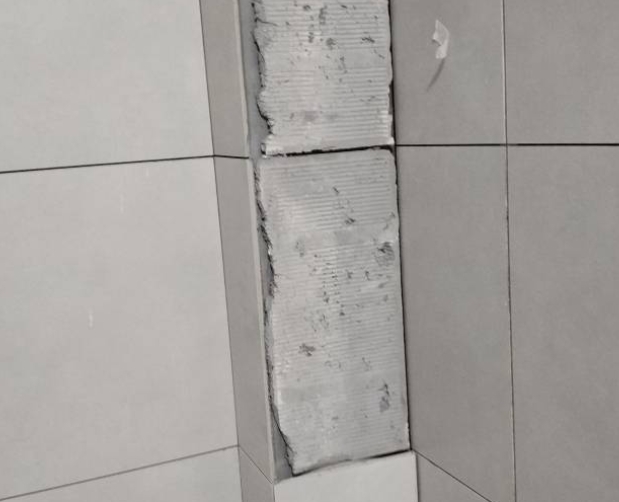 裕安瓷砖空鼓维修公司分享下瓷砖施工前基层浇水润湿程度不足，可能导致以下问题